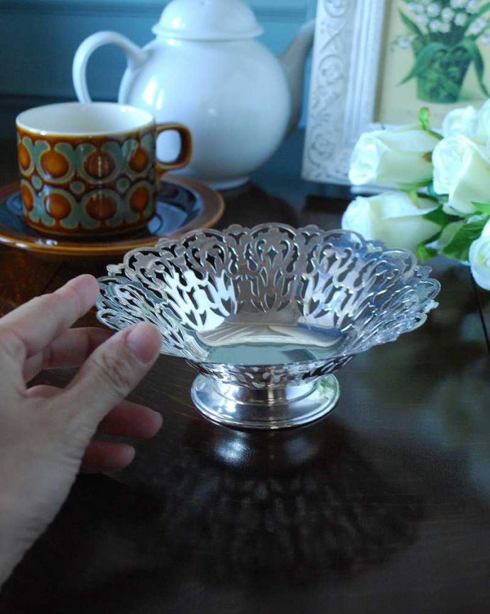 アンティーク 真鍮の雑貨　アンティーク雑貨　英国輸入の透かし彫りが美しいアンティーク銀雑貨、シルバーボウル（小物入れ）。置くだけで優雅で特別なテーブルコーディネートが完成です！。(k-2499-z)