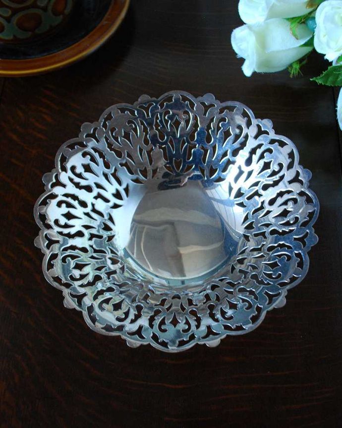 アンティーク 真鍮の雑貨　アンティーク雑貨　英国輸入の透かし彫りが美しいアンティーク銀雑貨、シルバーボウル（小物入れ）。アンティークなので多少のキズ・汚れがある場合があります。(k-2499-z)