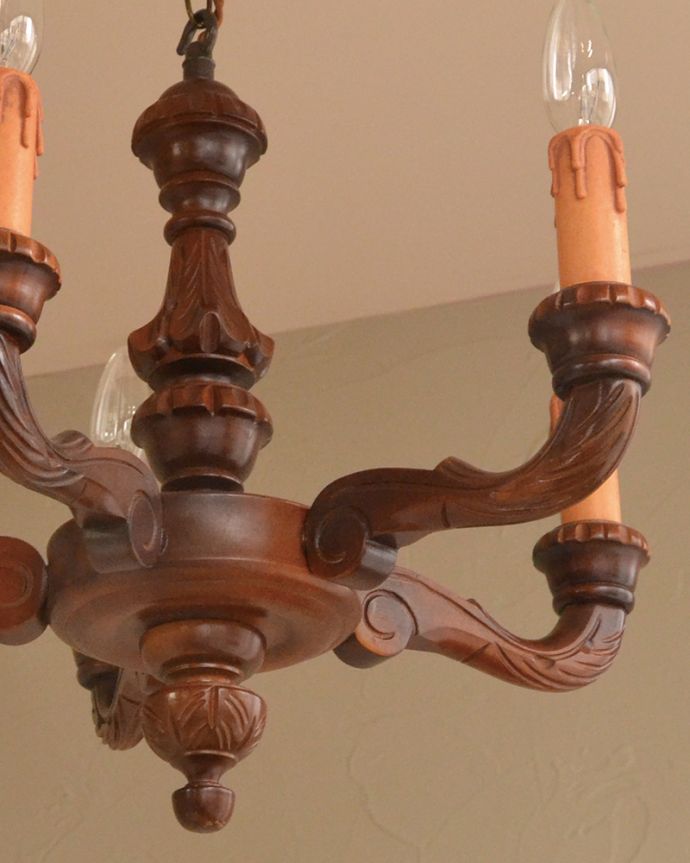 シャンデリア　照明・ライティング　英国アンティークの照明、素敵な木製シャンデリア（5灯）（Ｅ17シャンデリア球付）。。(k-2504-z)