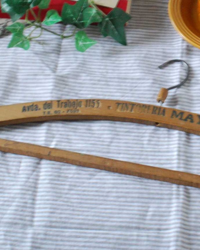 アンティーク その他の雑貨　アンティーク雑貨　木製のイギリスアンティーク雑貨、ナチュラルなハンガー（スタンプ入り）。オシャレにしてくれる実用的なアンティークアンティークらしいおしゃれなデザインで雰囲気を作ってくれるハンガー。(k-2505-z)