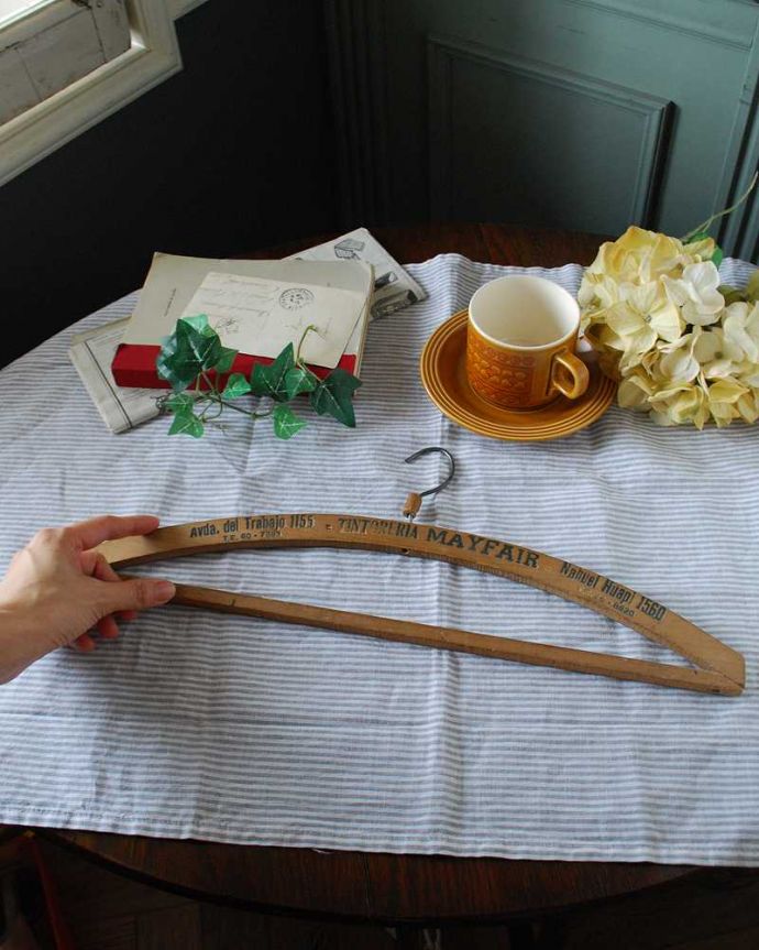 アンティーク その他の雑貨　アンティーク雑貨　木製のイギリスアンティーク雑貨、ナチュラルなハンガー（スタンプ入り）。マークが残っていますホテルやお洋服やさんの名前が残っていたりします。(k-2505-z)