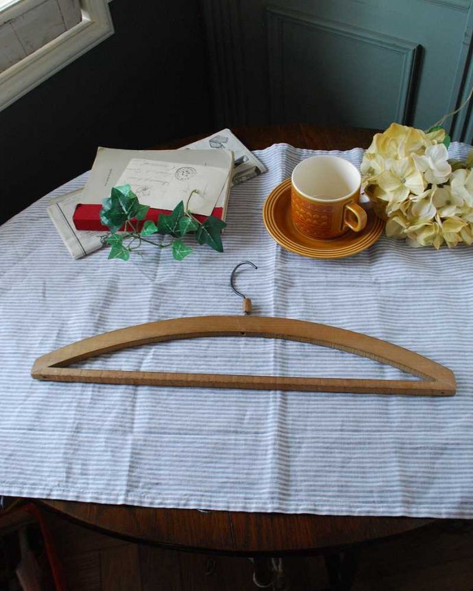 アンティーク その他の雑貨　アンティーク雑貨　木製のイギリスアンティーク雑貨、ナチュラルなハンガー（スタンプ入り）。後ろから見るとアンティークは新品ではないので、もちろん経年変化によるキズはありますが、専門の職人がキレイに修復しました。(k-2505-z)