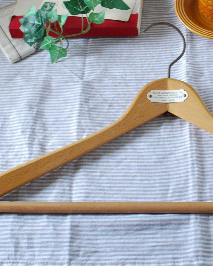 アンティーク その他の雑貨　アンティーク雑貨　木製のナチュラルでオシャレなアンティークハンガー。オシャレにしてくれる実用的なアンティークアンティークらしいおしゃれなデザインで雰囲気を作ってくれるハンガー。(k-2507-z)