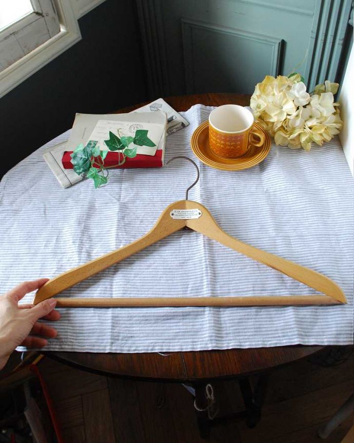 アンティーク その他の雑貨　アンティーク雑貨　木製のナチュラルでオシャレなアンティークハンガー。マークが残っていますホテルやお洋服やさんの名前が残っていたりします。(k-2507-z)