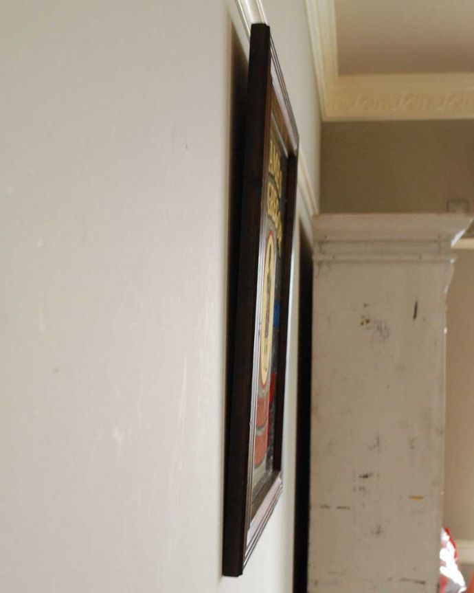 アンティーク ミラー(鏡) アンティーク雑貨 イギリスから届いたアンティーク雑貨、オシャレなインテリアとして活躍するパブミラー。横から見ると…アンティークなので多少のキズ・汚れがある場合がありますがキレイなものを買い付けてきたのでご了承下さい。(k-2510-z)