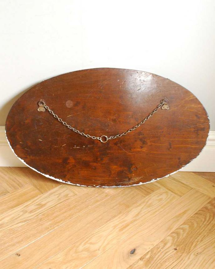 アンティーク ミラー(鏡) アンティーク雑貨 縁どりのカッティングが綺麗な横長のアンティークミラー(壁掛け鏡)。裏側を見てみると…修復の際、金具をしっかり取り付けたので安心してお使い下さい。(k-2512-z)