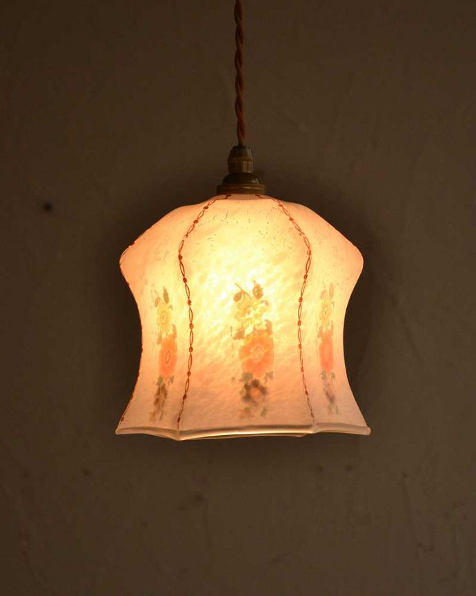 ペンダントライト　照明・ライティング　可愛いお花の模様がふんわり浮かび上がるアンティークのペンダントライト（コード・シャンデリア電球・ギャラリーなし）。。(k-2520-z)