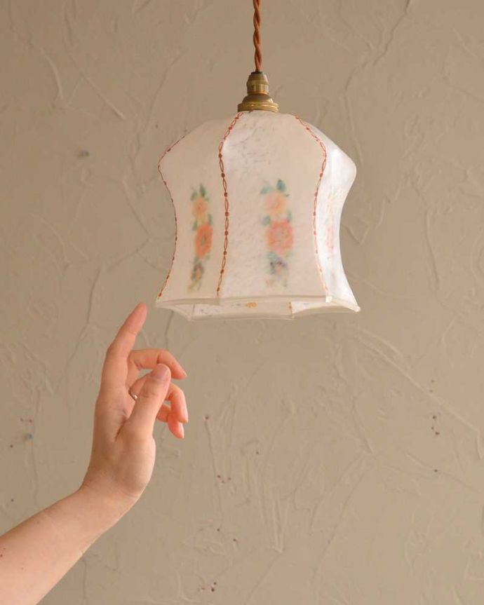 ペンダントライト　照明・ライティング　可愛いお花の模様がふんわり浮かび上がるアンティークのペンダントライト（コード・シャンデリア電球・ギャラリーなし）。。(k-2520-z)