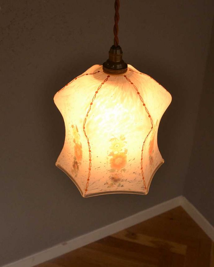 ペンダントライト　照明・ライティング　可愛いお花の模様がふんわり浮かび上がるアンティークのペンダントライト（コード・シャンデリア電球・ギャラリーなし）。。(k-2520-z)