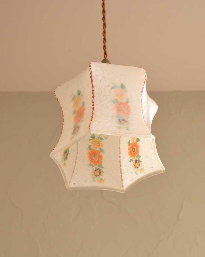 ペンダントライト　照明・ライティング　可愛いお花の模様がふんわり浮かび上がるアンティークのペンダントライト（コード・シャンデリア電球・ギャラリーなし）。。(k-2520-z)
