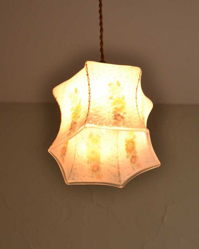 ペンダントライト　照明・ライティング　可愛いお花の模様がふんわり浮かび上がるアンティークのペンダントライト（コード・シャンデリア電球・ギャラリーなし）。。(k-2520-z)