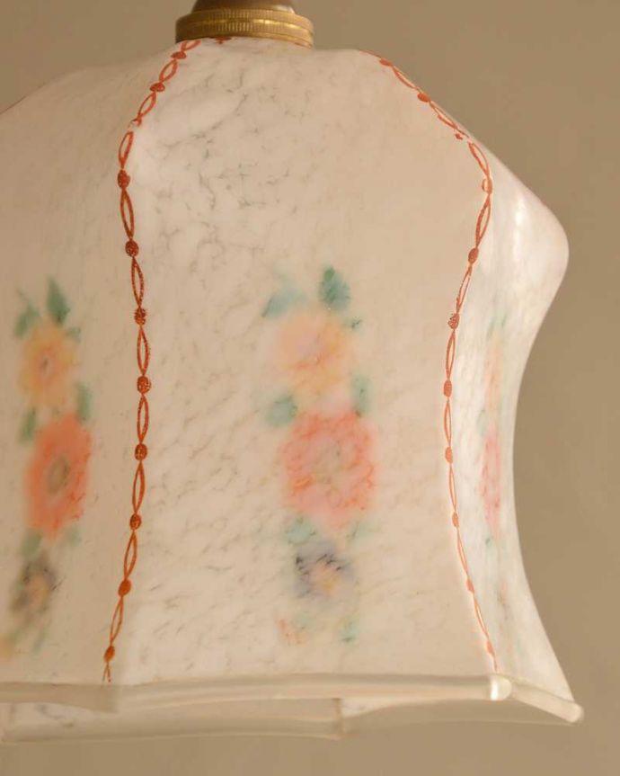 ペンダントライト　照明・ライティング　可愛いお花の模様がふんわり浮かび上がるアンティークのペンダントライト（コード・シャンデリア電球・ギャラリーなし）。。(k-2520-z)