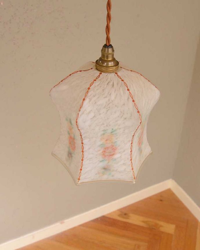 ペンダントライト　照明・ライティング　可愛いお花の模様がふんわり浮かび上がるアンティークのペンダントライト（コード・シャンデリア電球・ギャラリーなし）。。(k-2520-z)