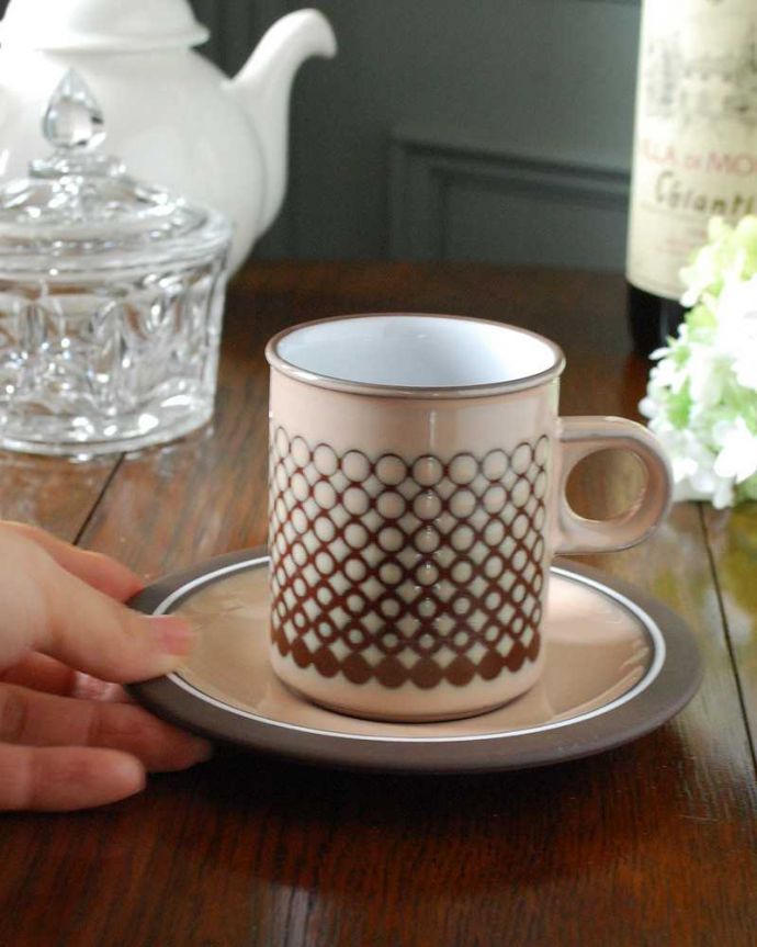 Hornsea（ホーンジー）　アンティーク雑貨　ホーンジー社、HORNSEA CORAL 「コーラル」シリーズ、カップ＆ソーサー。お茶の時間をもっと優雅に･･･眺めているだけじゃもったいないので、実用的に使って下さい。(k-2528-z)