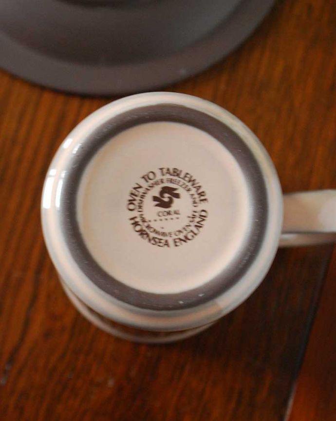 Hornsea（ホーンジー）　アンティーク雑貨　ホーンジー社、HORNSEA CORAL 「コーラル」シリーズ、カップ＆ソーサー。裏側には品質の証製造メーカー保証の意味がこもった窯印、ポーセリンマークがあります。(k-2528-z)