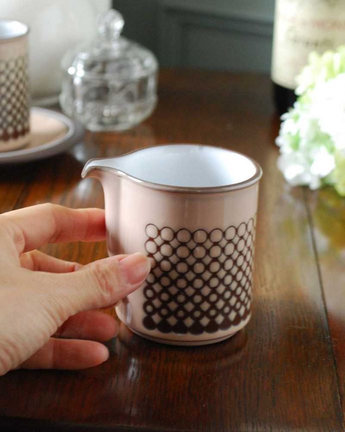 Hornsea(ホーンジー) アンティーク雑貨 ホーンジー社、HORNSEA CORAL 「コーラル」シリーズのミルクジャグ。自分だけの使い方で使ってみましょうたっぷりミルクが注げるように、英国のミルクピッチャーのサイズは他の国のものと比べて大きめに作られていて実用的。(k-2530-z)