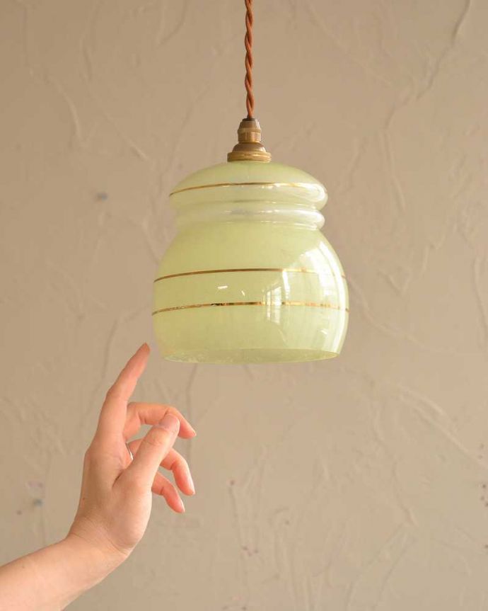 ペンダントライト　照明・ライティング　ゴールドラインがアクセント、ガラスのアンティークシェードペンダントライト（コード・シャンデリア電球・ギャラリーな。。(k-2533-z)