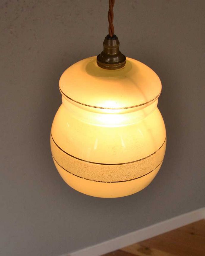 ペンダントライト　照明・ライティング　ゴールドラインがアクセント、ガラスのアンティークシェードペンダントライト（コード・シャンデリア電球・ギャラリーな。。(k-2533-z)