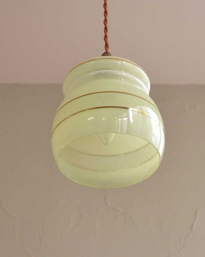 ペンダントライト　照明・ライティング　ゴールドラインがアクセント、ガラスのアンティークシェードペンダントライト（コード・シャンデリア電球・ギャラリーな。。(k-2533-z)