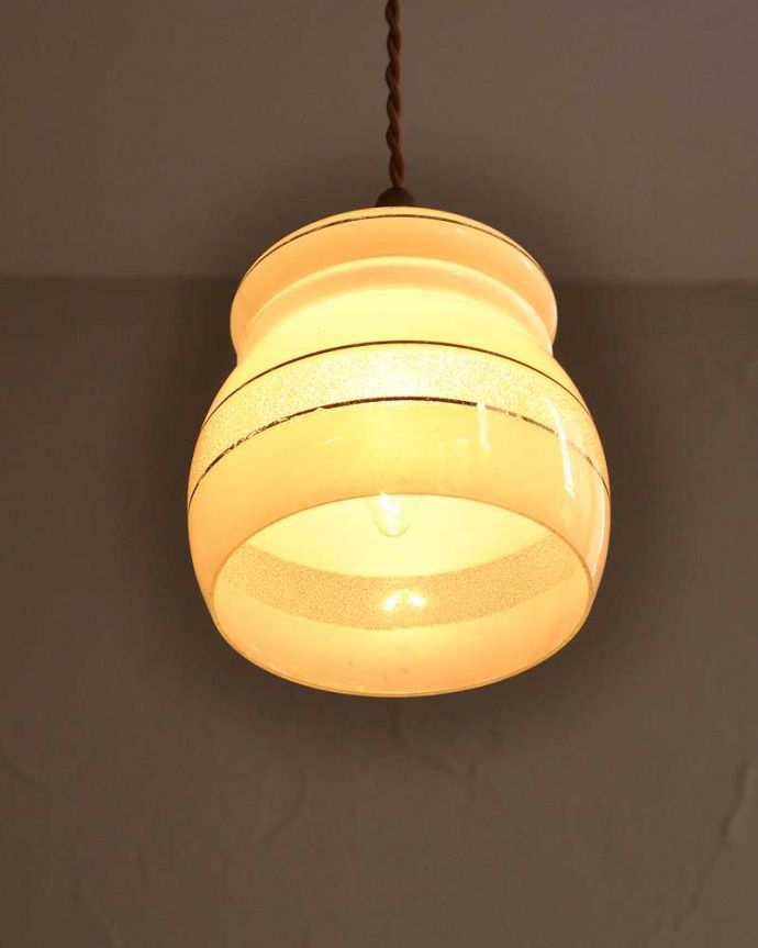 ペンダントライト　照明・ライティング　ゴールドラインがアクセント、ガラスのアンティークシェードペンダントライト（コード・シャンデリア電球・ギャラリーな。。(k-2533-z)