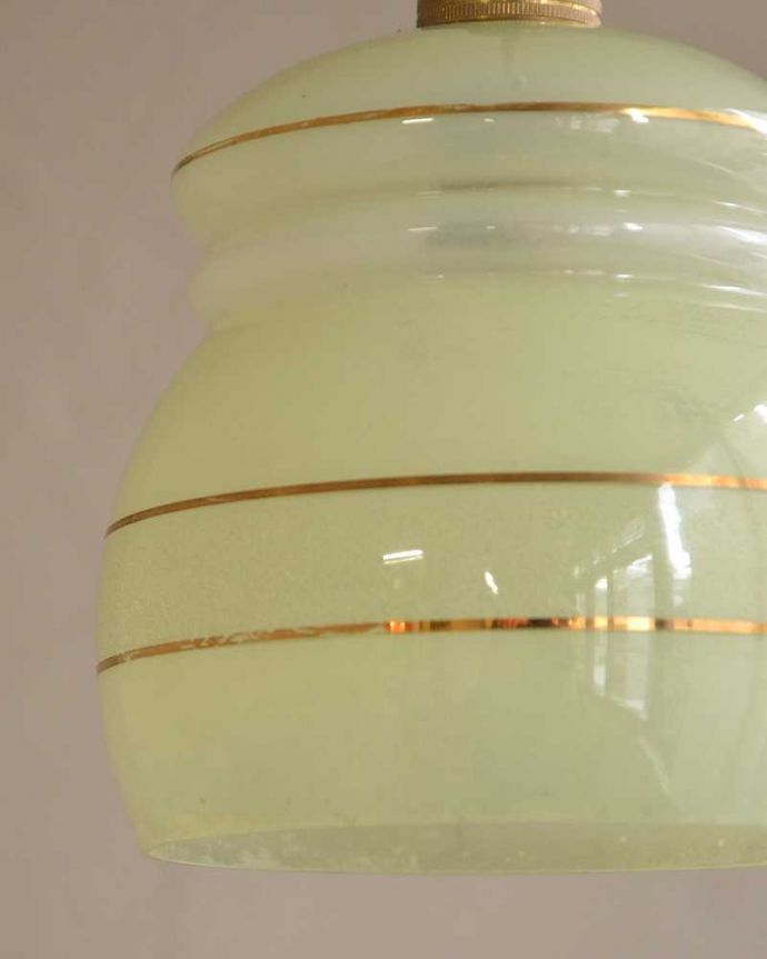 ペンダントライト　照明・ライティング　ゴールドラインがアクセント、ガラスのアンティークシェードペンダントライト（コード・シャンデリア電球・ギャラリーな。。(k-2533-z)