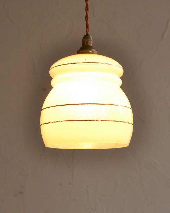 ペンダントライト　照明・ライティング　ゴールドラインがアクセント、ガラスのアンティークシェードペンダントライト（コード・シャンデリア電球・ギャラリーな。。(k-2533-z)