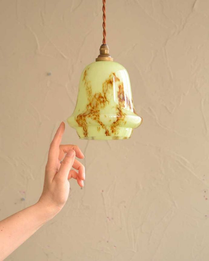 ペンダントライト　照明・ライティング　ゆらゆらと揺らぐ模様が素敵なアンティークペンダントライト(コード・シャンデア電球・ギャラリーなし)。。(k-2535-z)