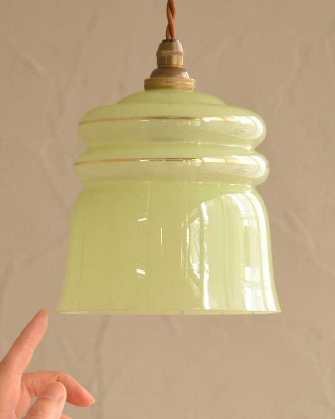 ペンダントライト　照明・ライティング　イエローグリーンのアンティークガラスペンダントライト(コード・シャンデリア電球・ギャラリーなし)。。(k-2536-z)