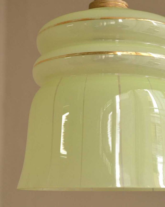 ペンダントライト　照明・ライティング　イエローグリーンのアンティークガラスペンダントライト(コード・シャンデリア電球・ギャラリーなし)。。(k-2536-z)
