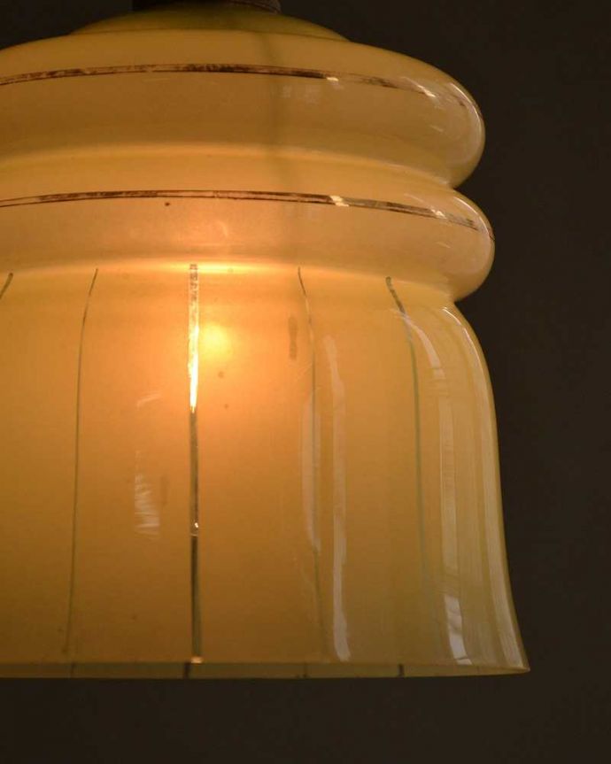 ペンダントライト　照明・ライティング　イエローグリーンのアンティークガラスペンダントライト(コード・シャンデリア電球・ギャラリーなし)。。(k-2536-z)