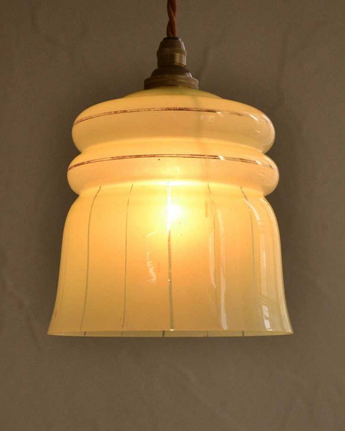 ペンダントライト　照明・ライティング　イエローグリーンのアンティークガラスペンダントライト(コード・シャンデリア電球・ギャラリーなし)。。(k-2536-z)