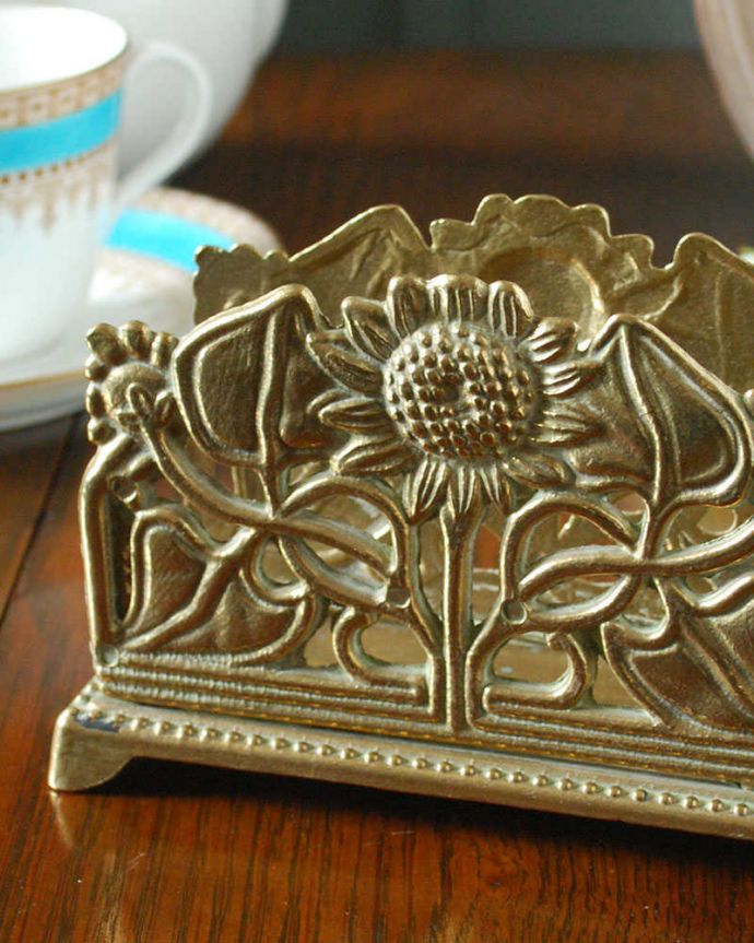 アンティーク 真鍮の雑貨　アンティーク雑貨　ひまわりモチーフが可愛いアンティーの 真鍮レターラック。本物の真鍮製なので、使っていくごとに味わい深い色合いに変化していきます。(k-2542-z)