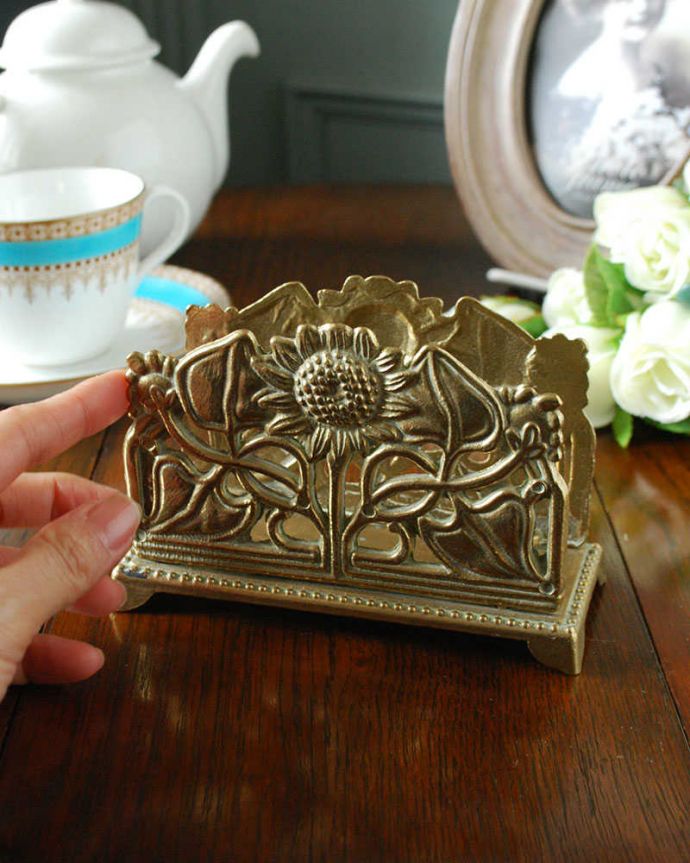 アンティーク 真鍮の雑貨　アンティーク雑貨　ひまわりモチーフが可愛いアンティーの 真鍮レターラック。デスクや、玄関に置いてあるだけでお洒落です。(k-2542-z)