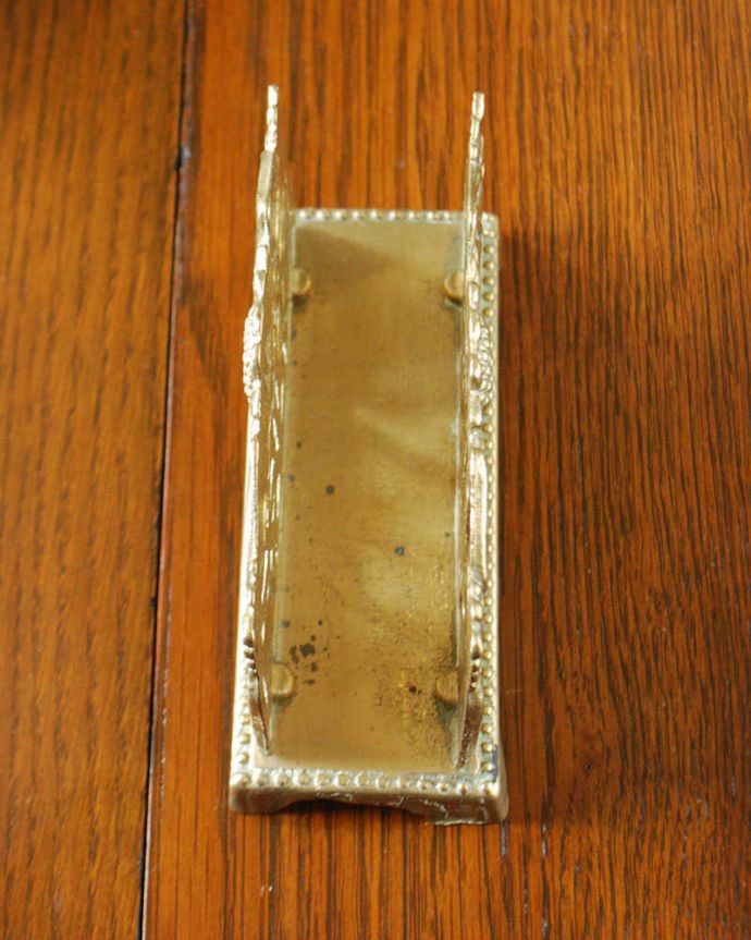 アンティーク 真鍮の雑貨　アンティーク雑貨　ひまわりモチーフが可愛いアンティーの 真鍮レターラック。上から見るとこんな感じですアンティークは新品ではなので多少のキズ・汚れがある場合がありますが、使用上問題はありませんので、ご了承下さい。(k-2542-z)