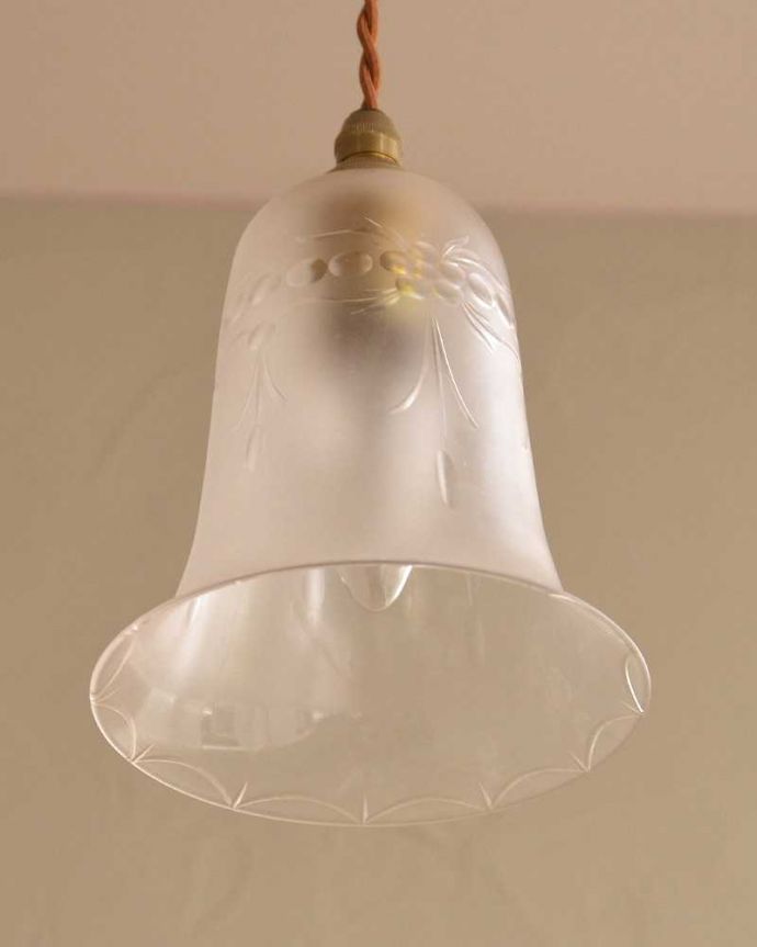 照明・ライティング お花の模様が浮かびあがるアンティークシェードペンダントライト(コード・シャンデリア電球・ギャラリーなし)。。(k-2545-z)