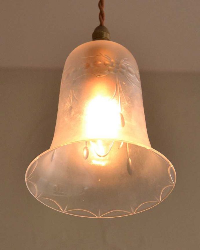 照明・ライティング お花の模様が浮かびあがるアンティークシェードペンダントライト(コード・シャンデリア電球・ギャラリーなし)。。(k-2545-z)