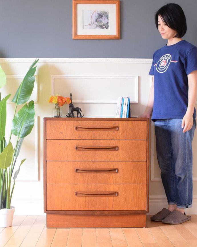 アンティーク家具 北欧スタイルのかっこいいヴィンテージ家具、G-PLANフレスコシリーズの４段チェスト。スッキリとしたカッコよさが魅力北欧スタイルのチェストは、やっぱり見た目がカッコいい！シンプルなのでどんなお部屋にも似合います。(k-2551-f)