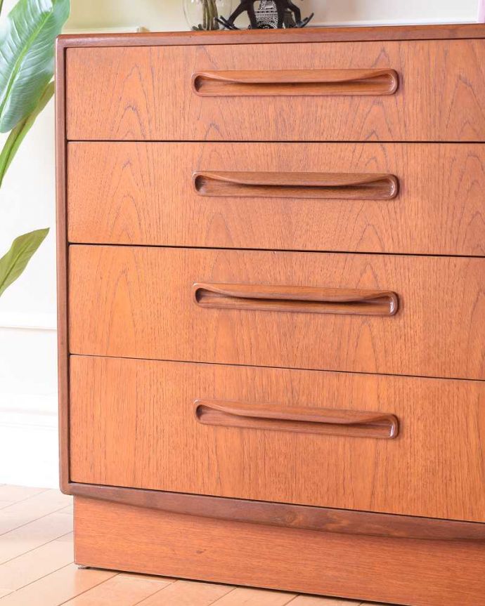 アンティーク家具 北欧スタイルのかっこいいヴィンテージ家具、G-PLANフレスコシリーズの４段チェスト。見えない所もこだわっていますヴィンテージの家具は年代が若いので簡単な修復だけでも使えちゃうんだけれど、長く使って頂けるように、見えない部分もしっかりこだわって修復しています。(k-2551-f)