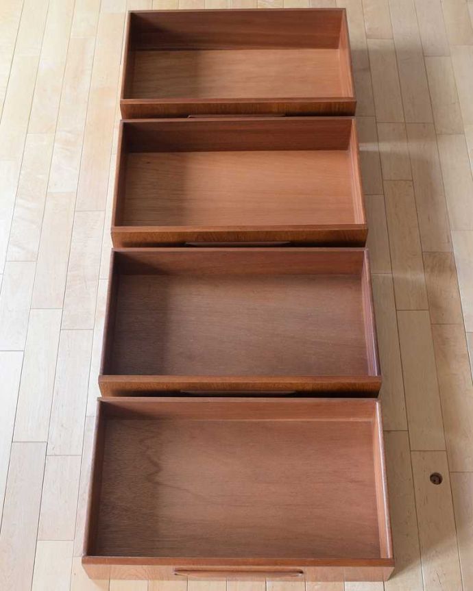 アンティーク家具 北欧スタイルのかっこいいヴィンテージ家具、G-PLANフレスコシリーズの４段チェスト。引き出しの中もキレイに修復しました。(k-2551-f)