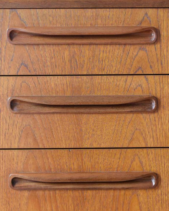 アンティーク家具 北欧スタイルのかっこいいヴィンテージ家具、G-PLANフレスコシリーズの４段チェスト。カッコいい取っ手もデザインの一部デザインの一部になっているカッコいい取っ手。(k-2551-f)