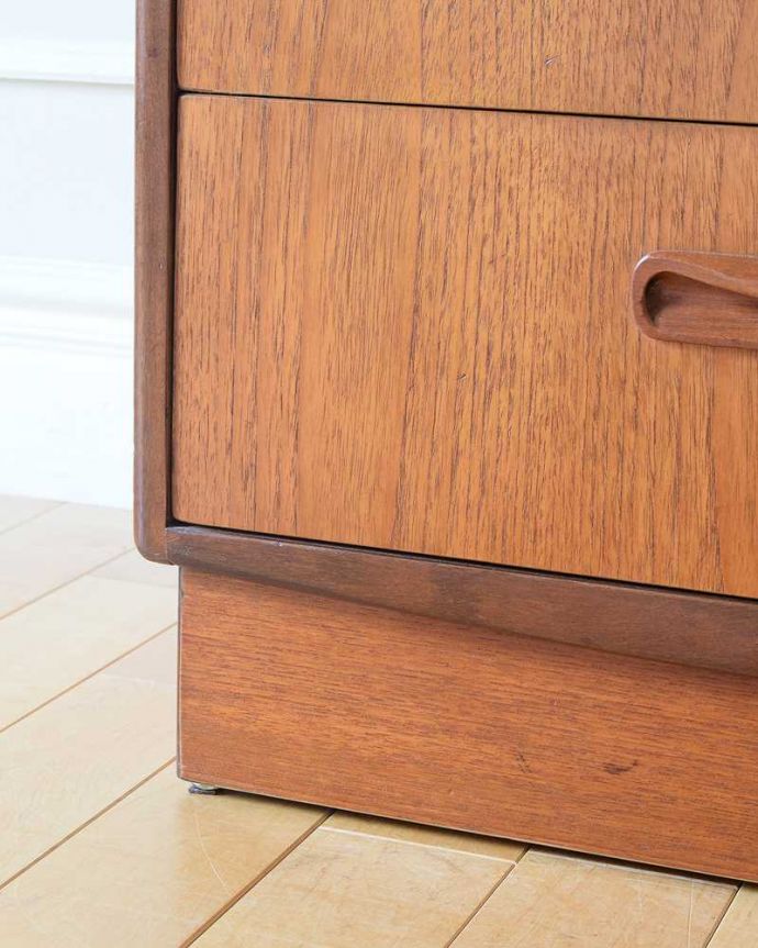 アンティーク家具 北欧スタイルのかっこいいヴィンテージ家具、G-PLANフレスコシリーズの４段チェスト。女性1人でラクラク運べちゃう仕掛けHandleのアンティークは、脚の裏にフェルトキーパーをお付けしています。(k-2551-f)