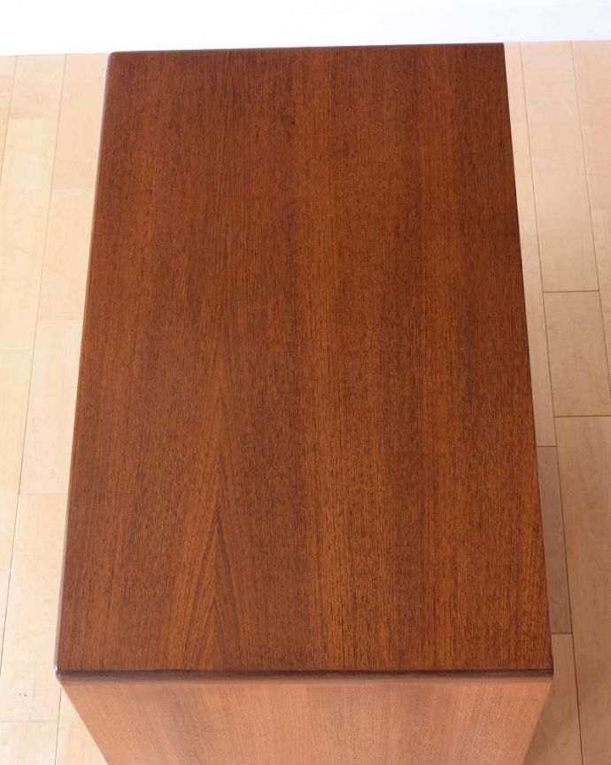 アンティーク家具 北欧スタイルのかっこいいヴィンテージ家具、G-PLANフレスコシリーズの４段チェスト。上から見ると･･･天板はこんな感じです。(k-2551-f)