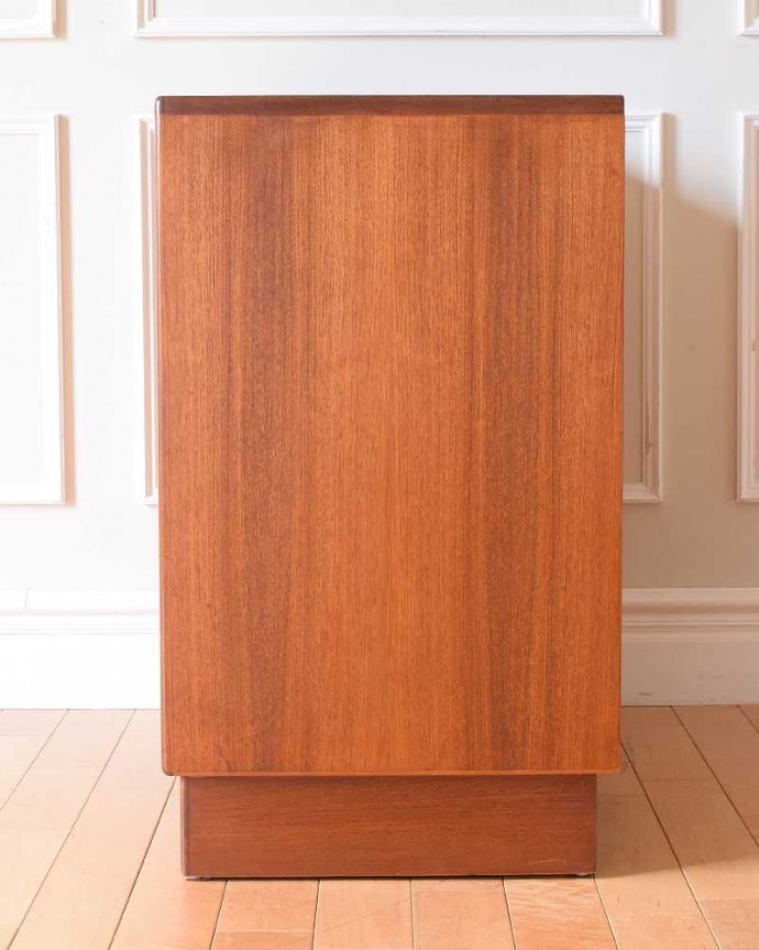 アンティーク家具 北欧スタイルのかっこいいヴィンテージ家具、G-PLANフレスコシリーズの４段チェスト。横から見てもスッキリシンプルだからこそ、どこから見てもカッコいいようにしっかりお直ししました。(k-2551-f)