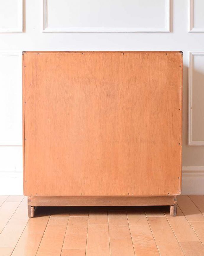 アンティーク家具 北欧スタイルのかっこいいヴィンテージ家具、G-PLANフレスコシリーズの４段チェスト。修復してあるので後ろ姿もキレイです。(k-2551-f)