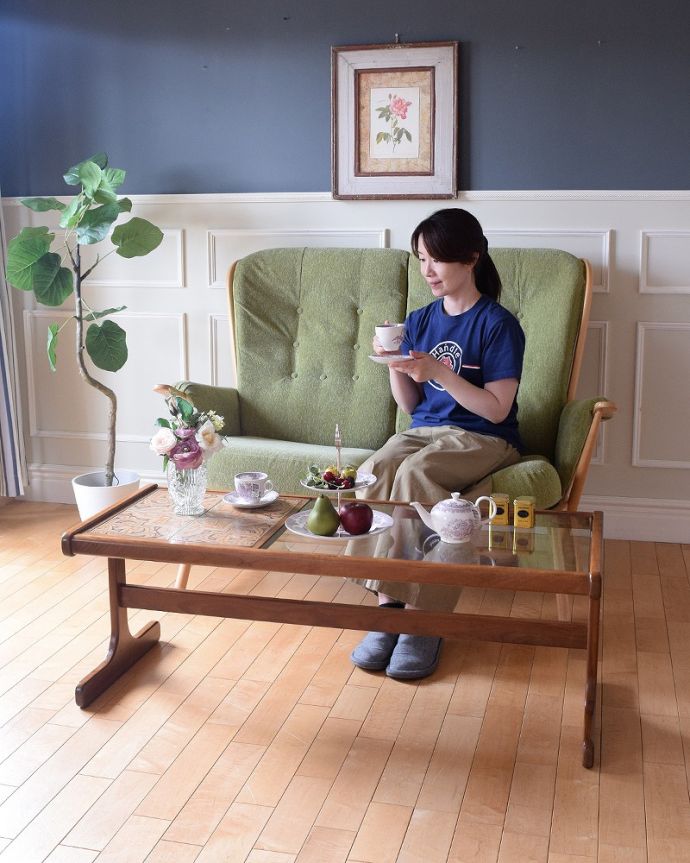 G-PLAN(Gプラン) アンティーク家具 北欧テイストのアンティーク家具、G-PLANのガラス×タイルトップのコーヒーテーブル。女性っぽいシンプルさがカッコいいG-PLANG-PLANの定番は天板がガラスなので女性から見てもバツグンの使いやすさ。(k-2552-f)