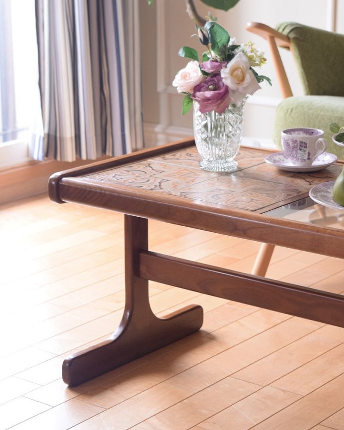 G-PLAN(Gプラン) アンティーク家具 北欧テイストのアンティーク家具、G-PLANのガラス×タイルトップのコーヒーテーブル。木×ガラスが作り出すクールな優しさあたたかい木材の上にクールなガラス天板を乗せたシンプルなデザインは、見た目だけじゃなく使い勝手もバツグン。(k-2552-f)