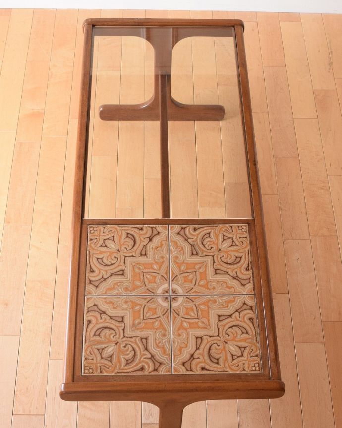 G-PLAN(Gプラン) アンティーク家具 北欧テイストのアンティーク家具、G-PLANのガラス×タイルトップのコーヒーテーブル。上から見るとこんな感じやっぱりテーブルは天板が重要。(k-2552-f)