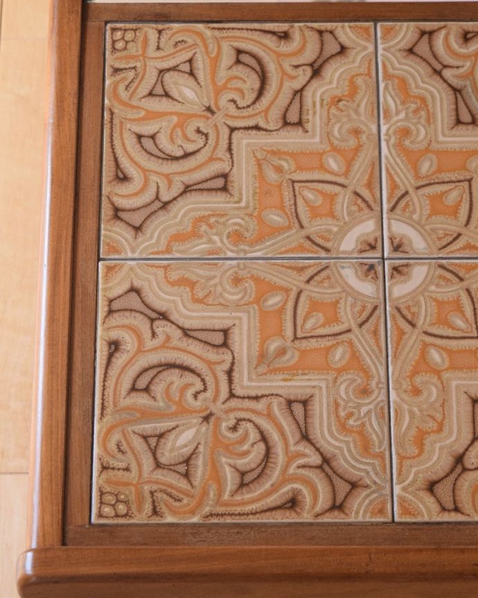 G-PLAN(Gプラン) アンティーク家具 北欧テイストのアンティーク家具、G-PLANのガラス×タイルトップのコーヒーテーブル。天板を近くで見てみると・・・こんな感じでとってもキレイです!気になる方には新しいガラス天板に取り替えてお届けします。(k-2552-f)