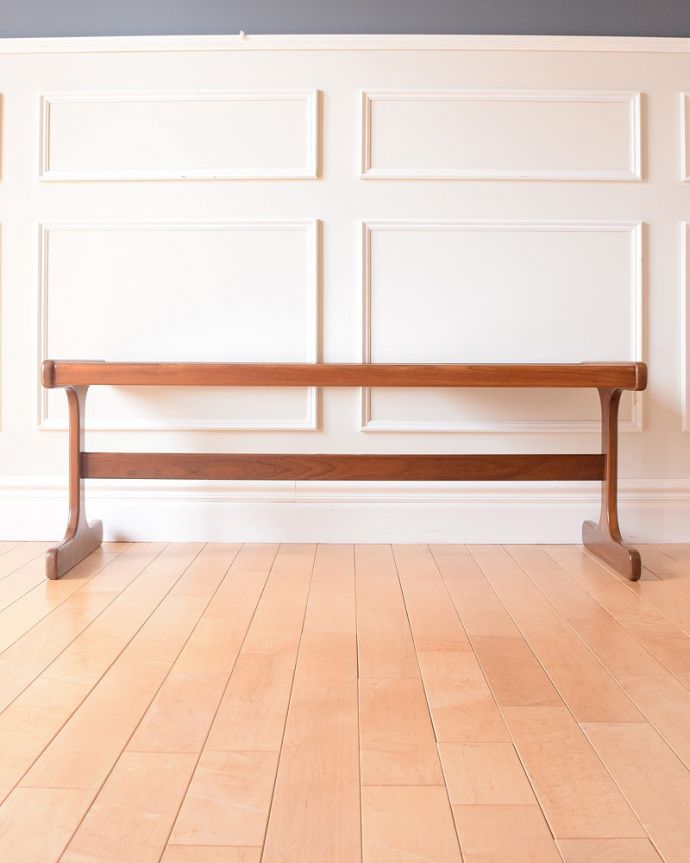 G-PLAN(Gプラン) アンティーク家具 北欧テイストのアンティーク家具、G-PLANのガラス×タイルトップのコーヒーテーブル。横から見てもカッコイイ北欧スタイルの家具はデザインがステキだから、横から見た姿も絵になるカッコよさ!。(k-2552-f)