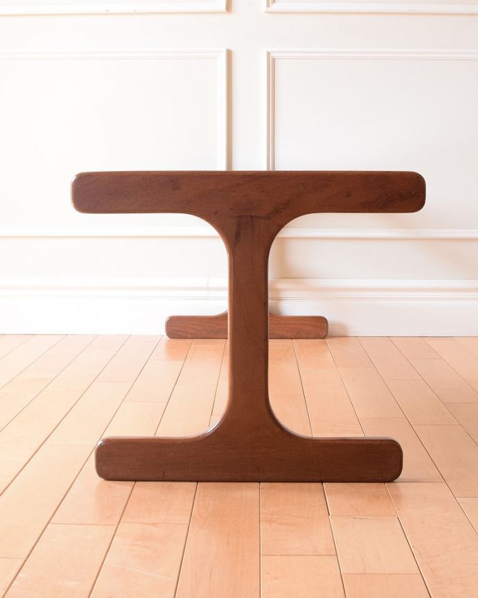 G-PLAN(Gプラン) アンティーク家具 北欧テイストのアンティーク家具、G-PLANのガラス×タイルトップのコーヒーテーブル。見る角度によって見え方が違う…ヴィンテージなので、もちろん経年変化によるキズはありますが、専門の職人がしっかり修復しているので安心さが違います。(k-2552-f)